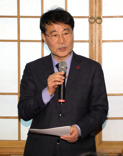 장하성 청와대 정책실장이 21일 청와대 춘추관에서 브리핑을 갖고 최저임금 정책과 관련한 후속방안 등을 설명하고 있다. 연합뉴스